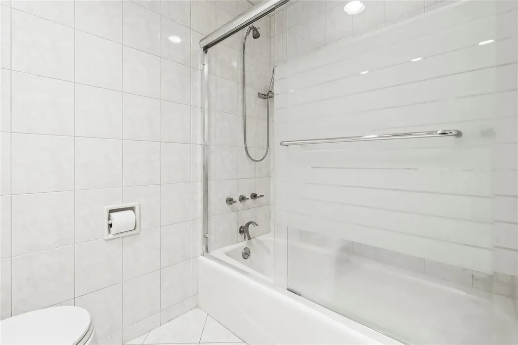 87 Country Drive Plainview NY 11803