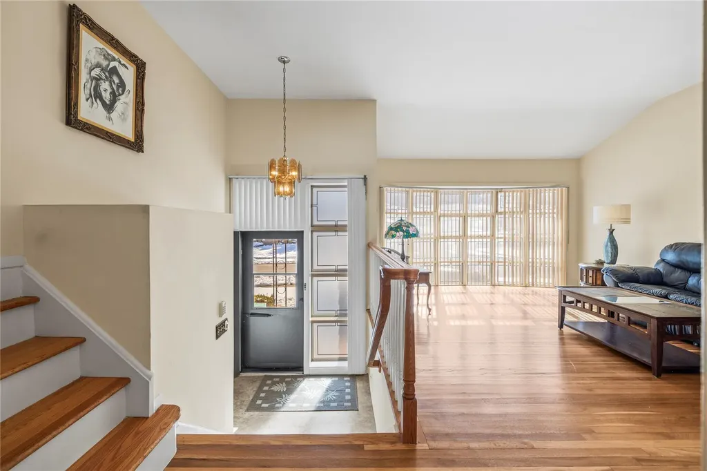 87 Country Drive Plainview NY 11803