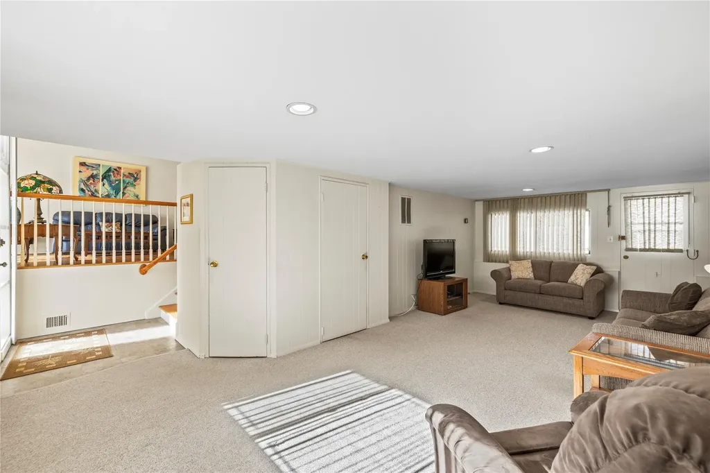 87 Country Drive Plainview NY 11803