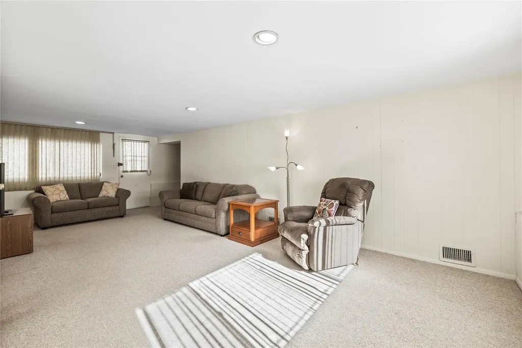 87 Country Drive Plainview NY 11803