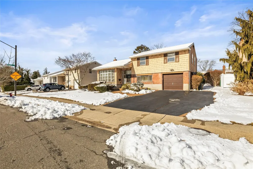 87 Country Drive Plainview NY 11803