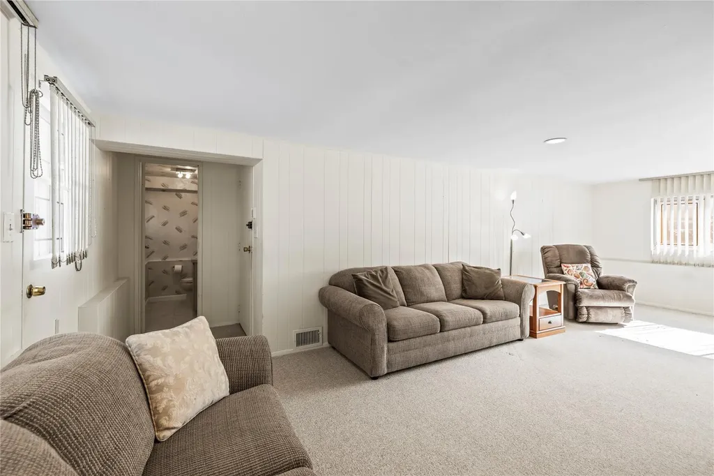 87 Country Drive Plainview NY 11803