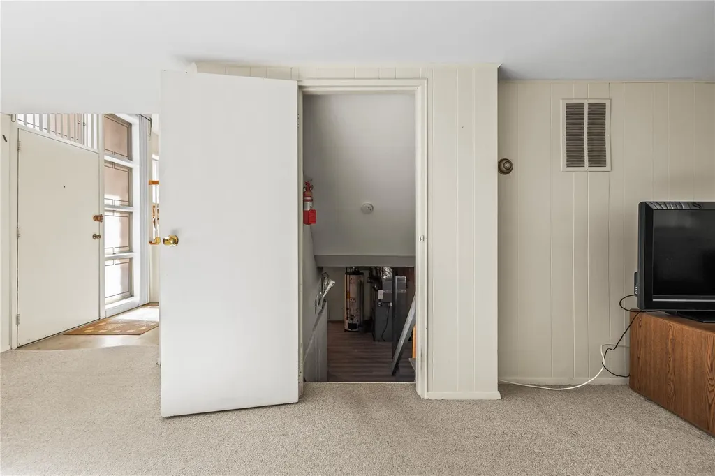 87 Country Drive Plainview NY 11803