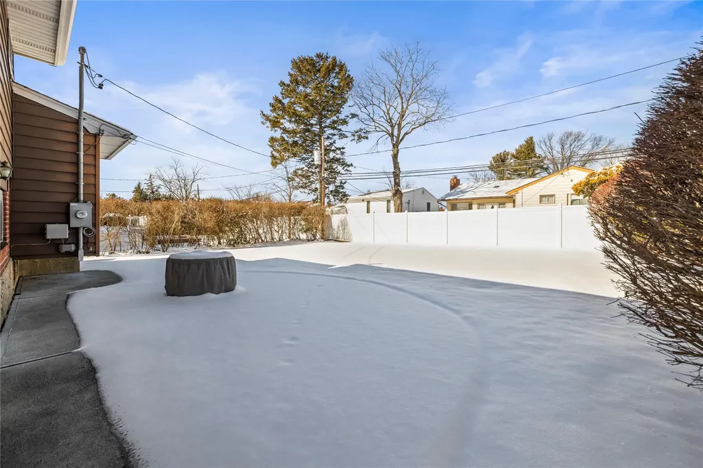 87 Country Drive Plainview NY 11803