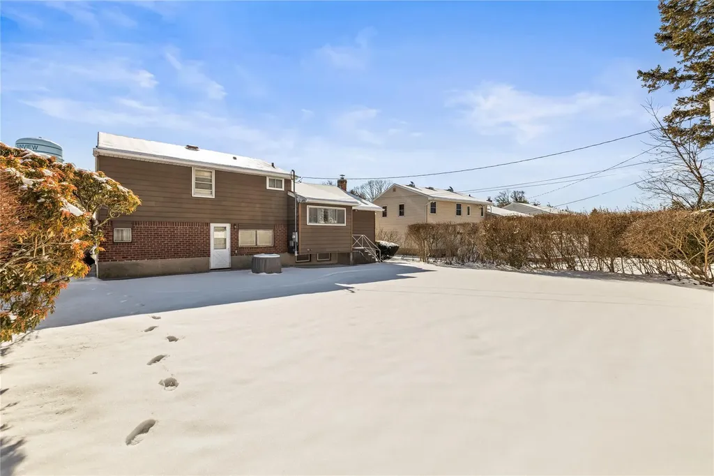 87 Country Drive Plainview NY 11803