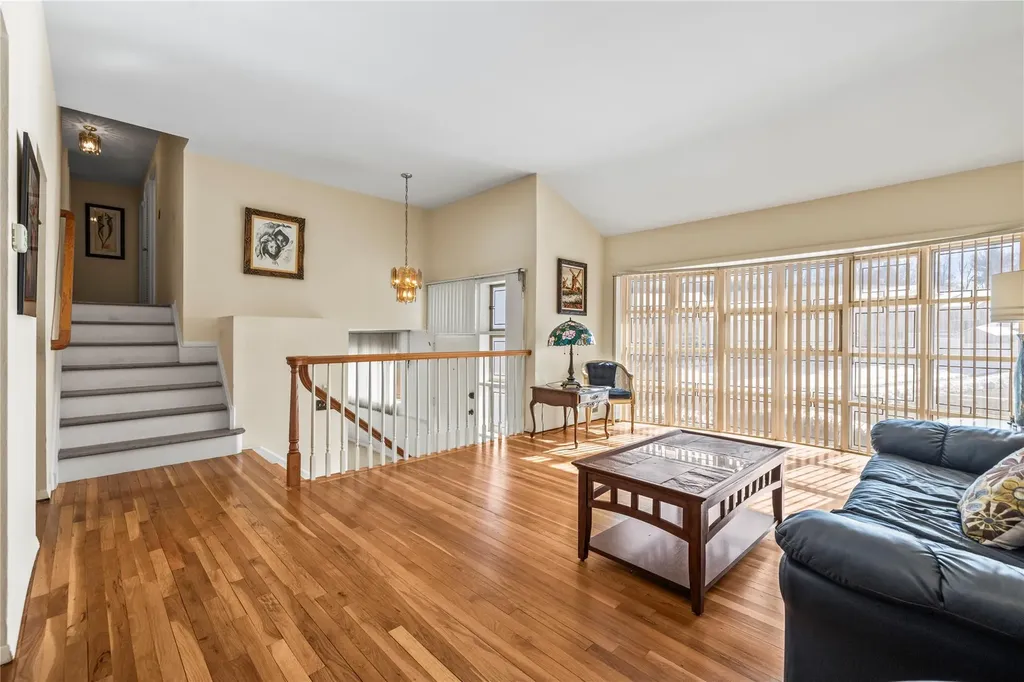 87 Country Drive Plainview NY 11803