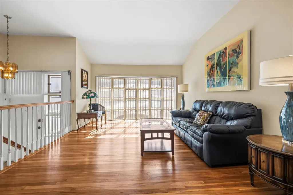 87 Country Drive Plainview NY 11803