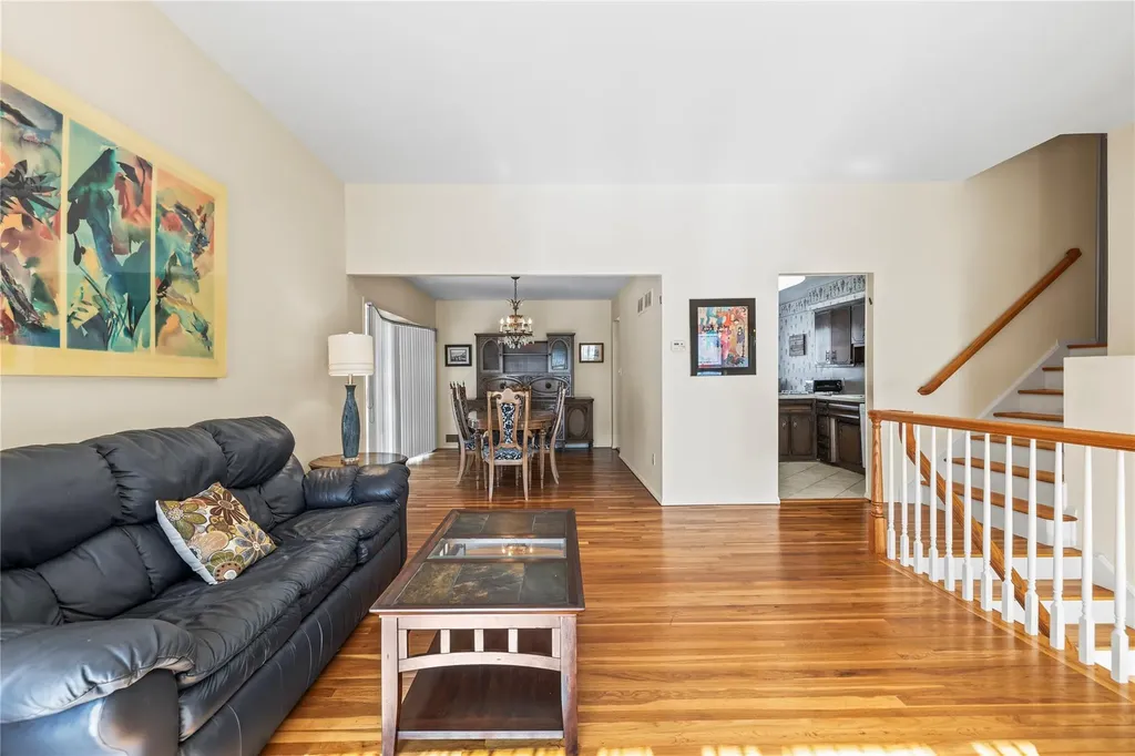 87 Country Drive Plainview NY 11803