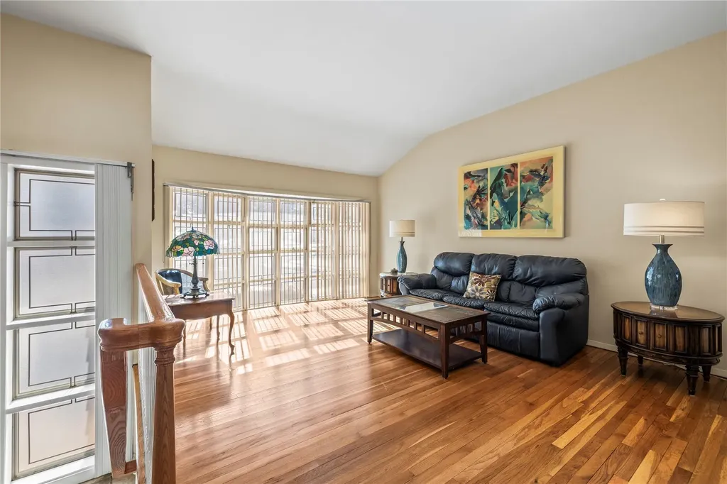 87 Country Drive Plainview NY 11803