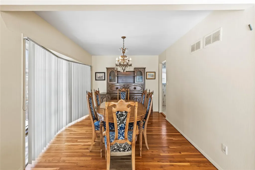 87 Country Drive Plainview NY 11803