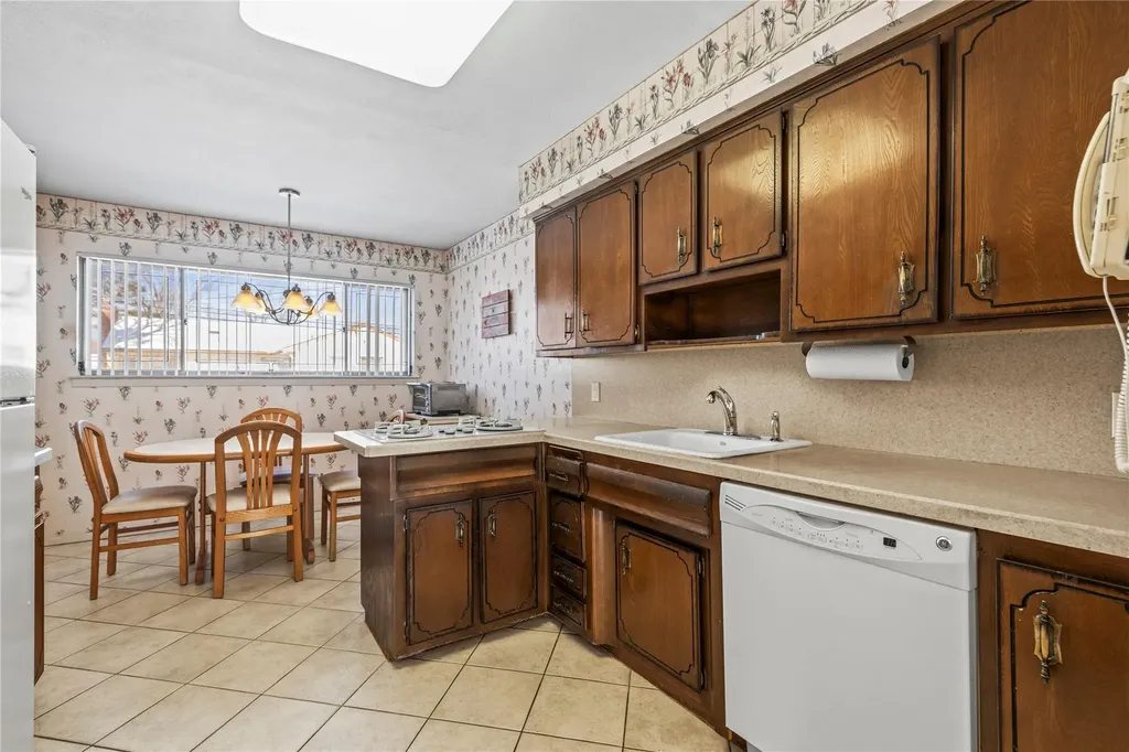 87 Country Drive Plainview NY 11803