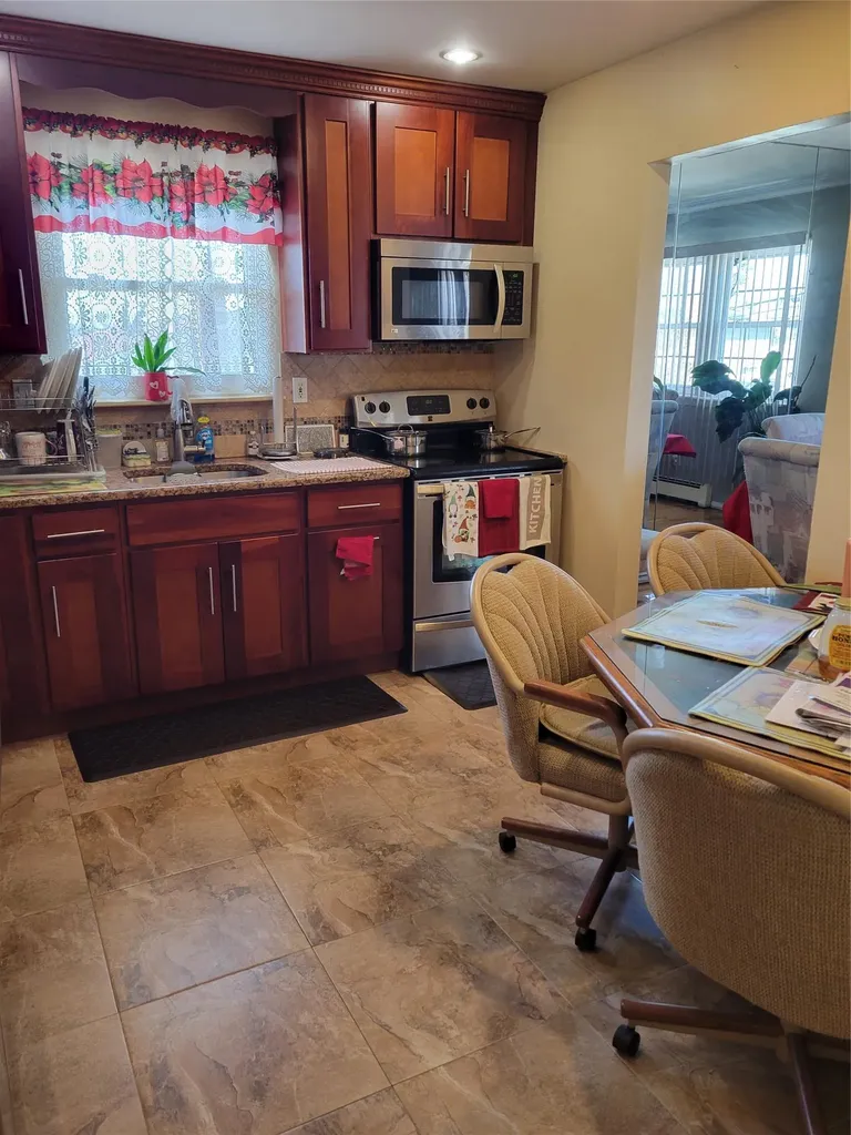 48 Matthews Avenue West Babylon NY 11704