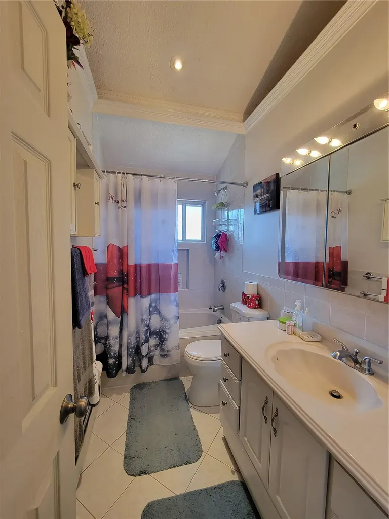 48 Matthews Avenue West Babylon NY 11704
