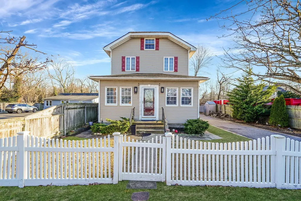 62 Moffitt Boulevard East Islip NY 11730