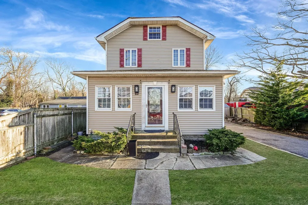 62 Moffitt Boulevard East Islip NY 11730