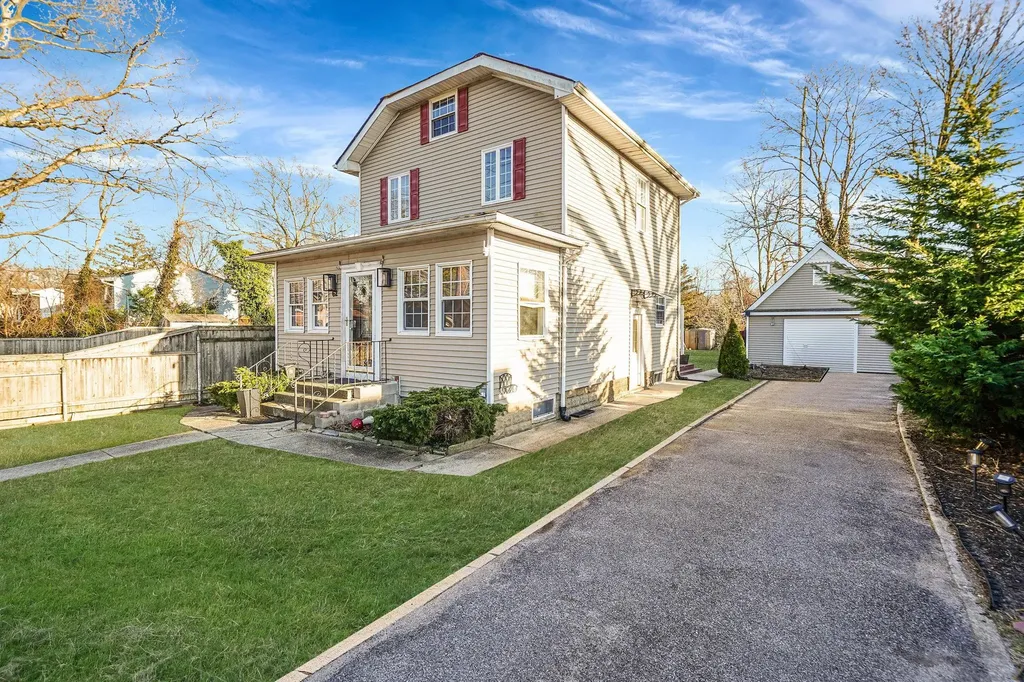 62 Moffitt Boulevard East Islip NY 11730
