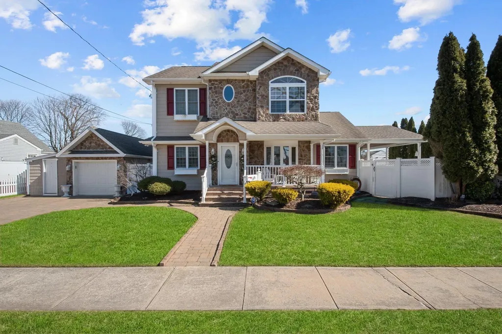 35 Locust Avenue E Babylon NY 11735