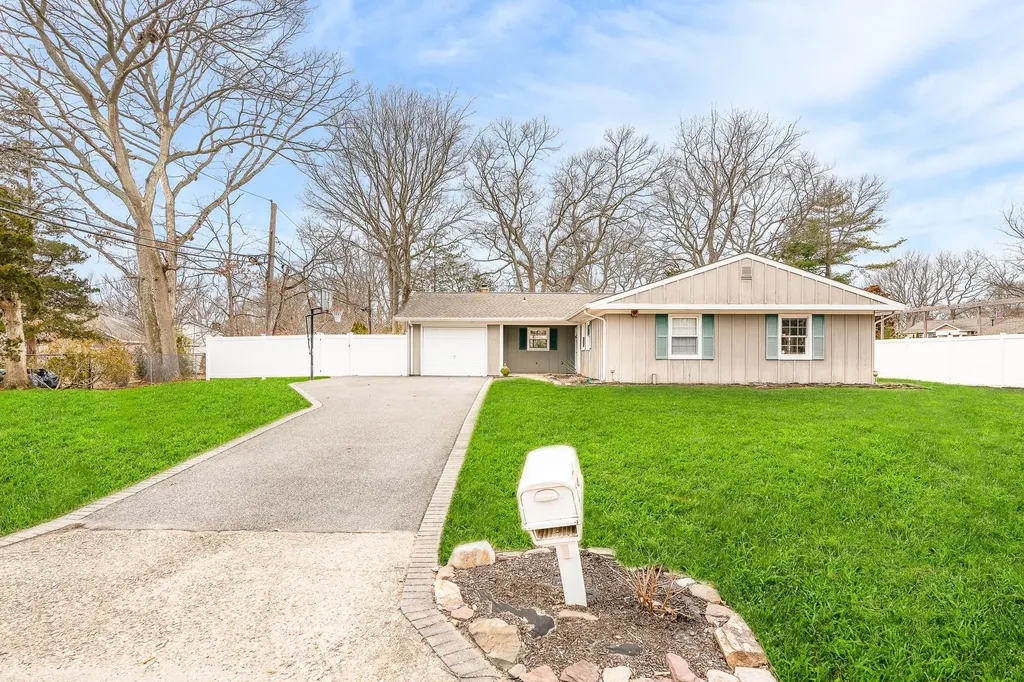 4 Pennaquid Road Brookhaven NY 11727