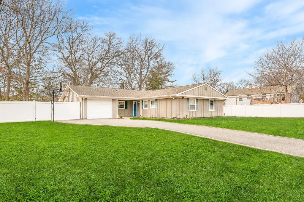 4 Pennaquid Road Coram NY 11727