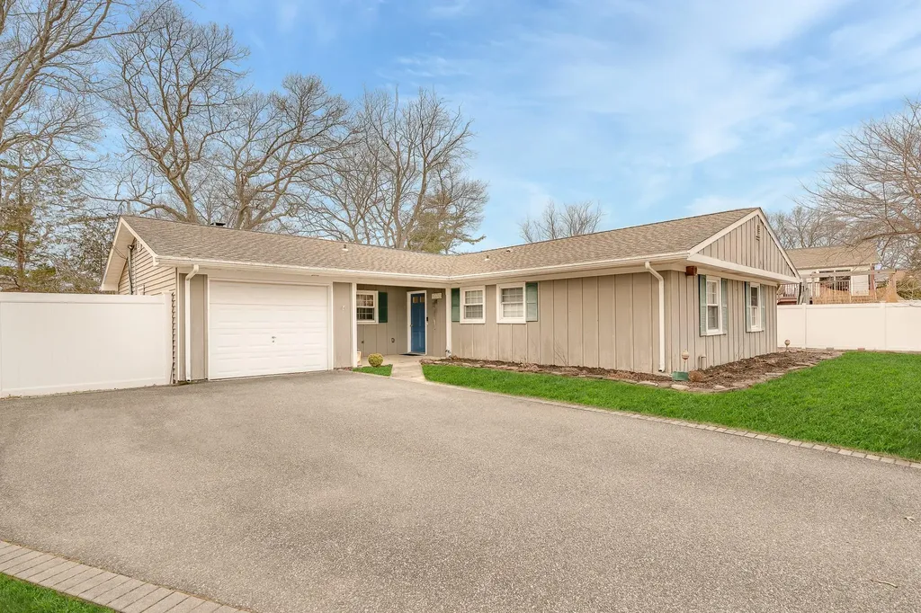 4 Pennaquid Road Coram NY 11727