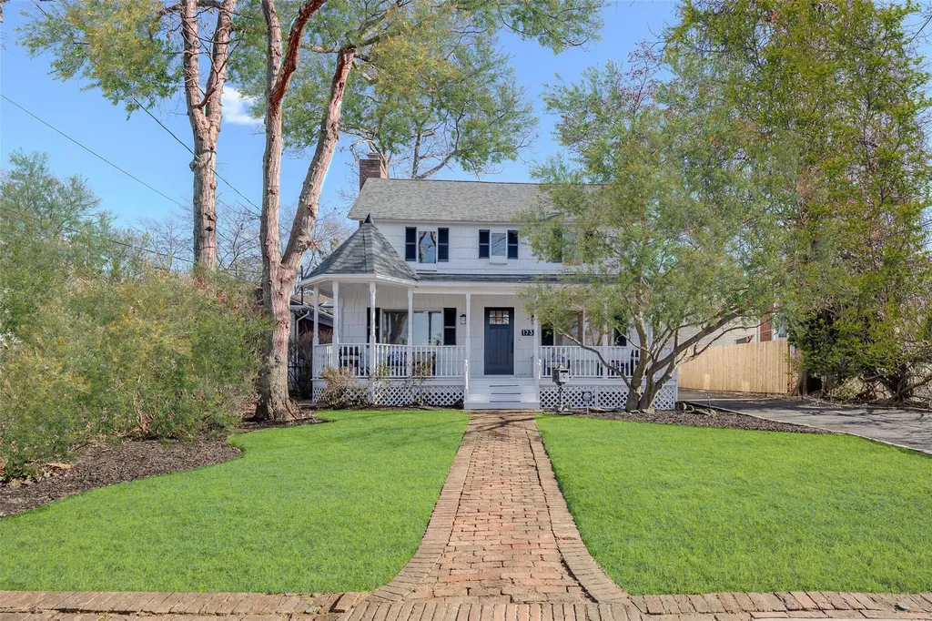 1737 Hancock Street Hewlett NY 11557