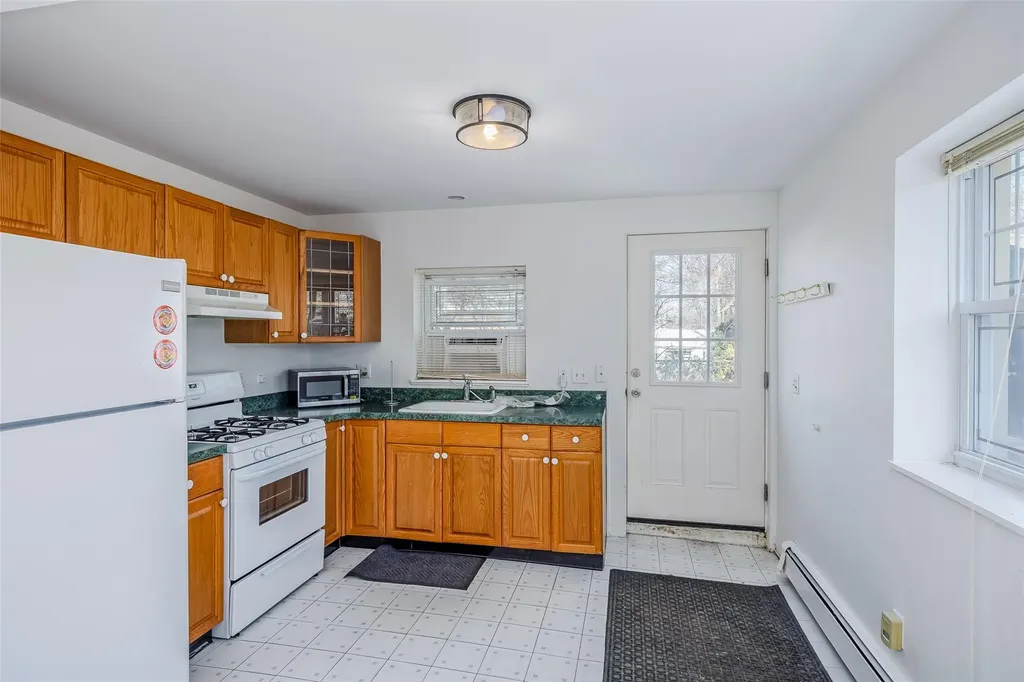 1737 Hancock Street Hewlett NY 11557