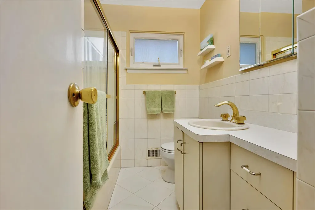 21 Daniel Drive Farmingdale NY 11735