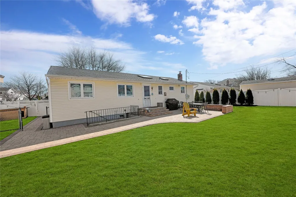 21 Daniel Drive Farmingdale NY 11735