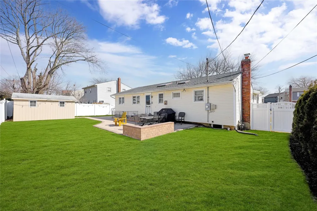 21 Daniel Drive Farmingdale NY 11735