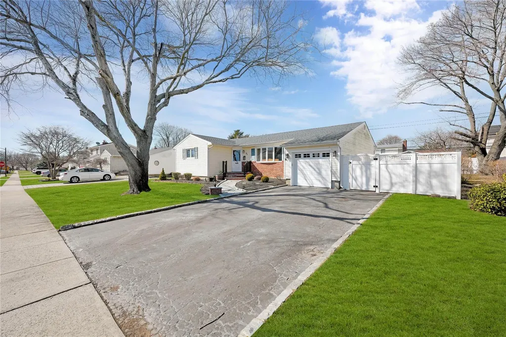 21 Daniel Drive Farmingdale NY 11735
