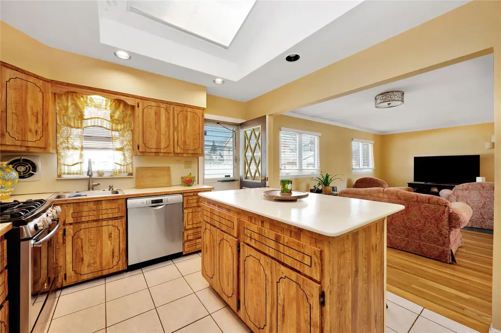 21 Daniel Drive Farmingdale NY 11735