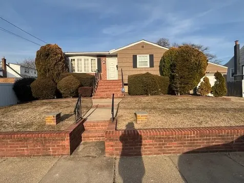 578 Beacon Avenue Lindenhurst NY 11757