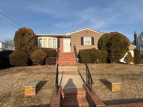 578 Beacon Avenue Lindenhurst NY 11757
