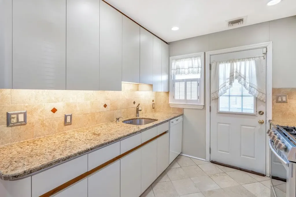 168 Arnold Avenue West Babylon NY 11704