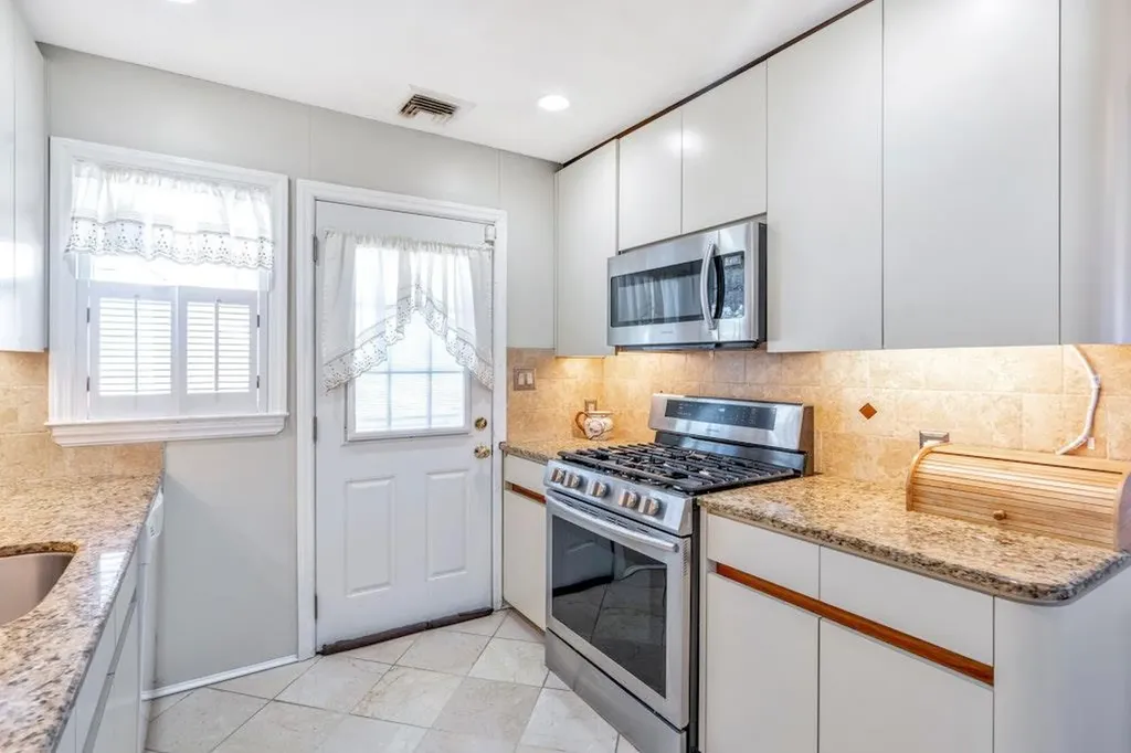 168 Arnold Avenue West Babylon NY 11704