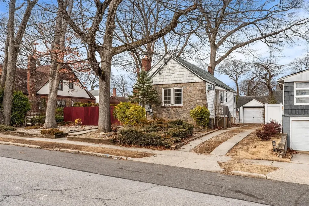 163 E Saint Marks Place Valley Stream NY 11580