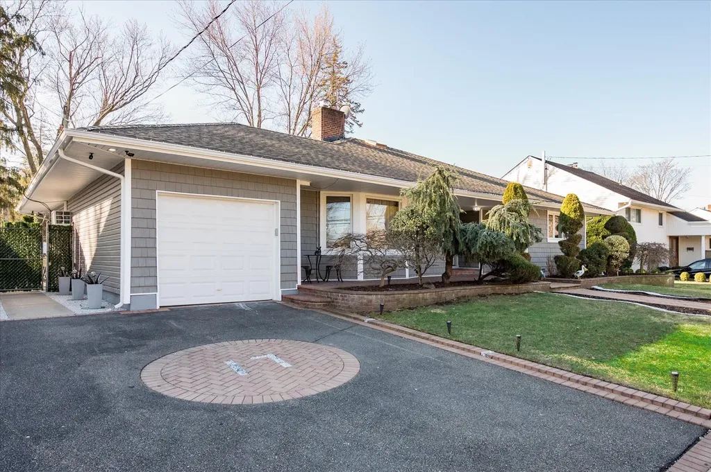 17 Willowbrook Lane Freeport NY 11520