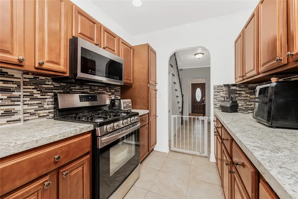 2552 Fish Avenue Bronx NY 10469