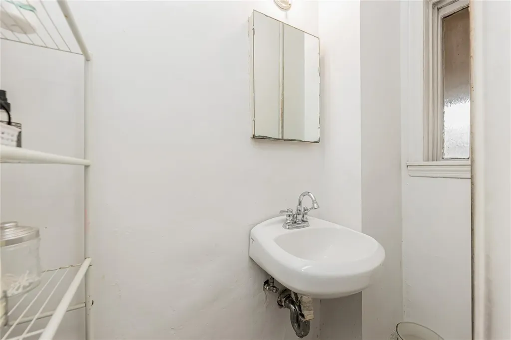 2552 Fish Avenue Bronx NY 10469