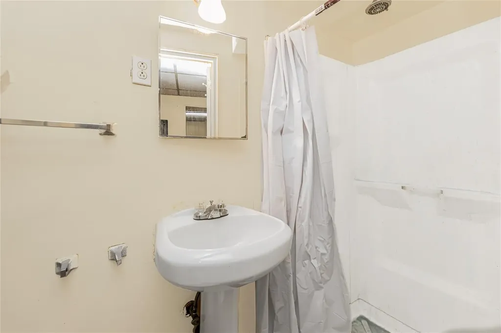 2552 Fish Avenue Bronx NY 10469