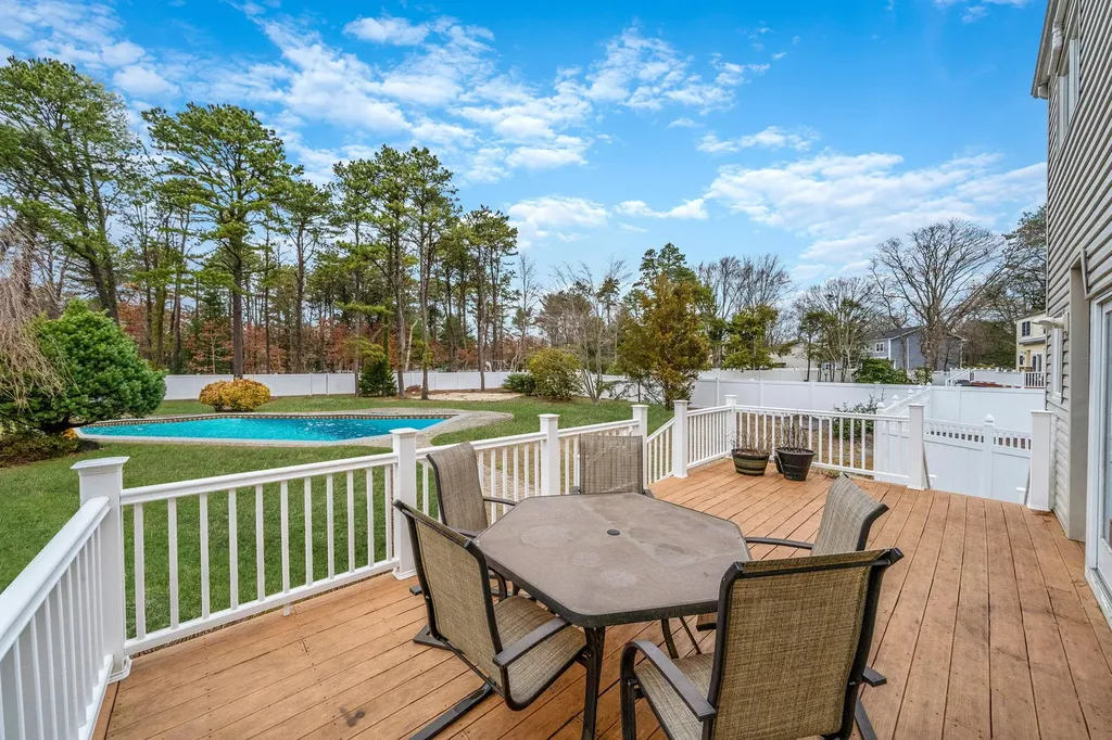 83 Old Brook Road Dix Hills NY 11746