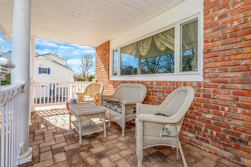 83 Old Brook Road Dix Hills NY 11746