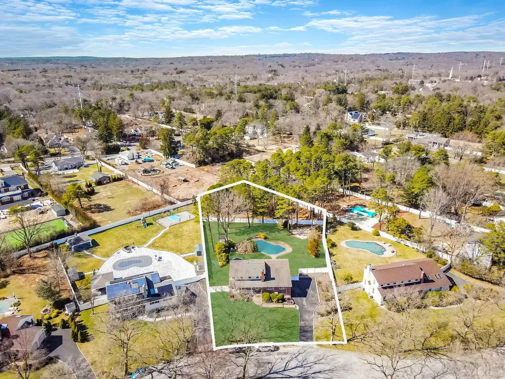 83 Old Brook Road Dix Hills NY 11746
