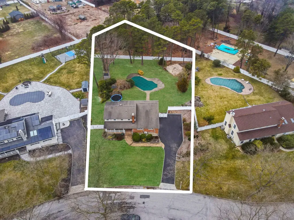 83 Old Brook Road Dix Hills NY 11746
