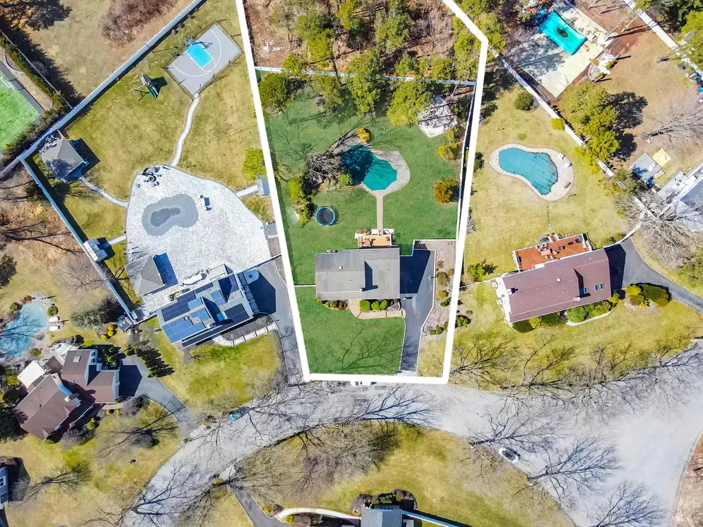 83 Old Brook Road Dix Hills NY 11746