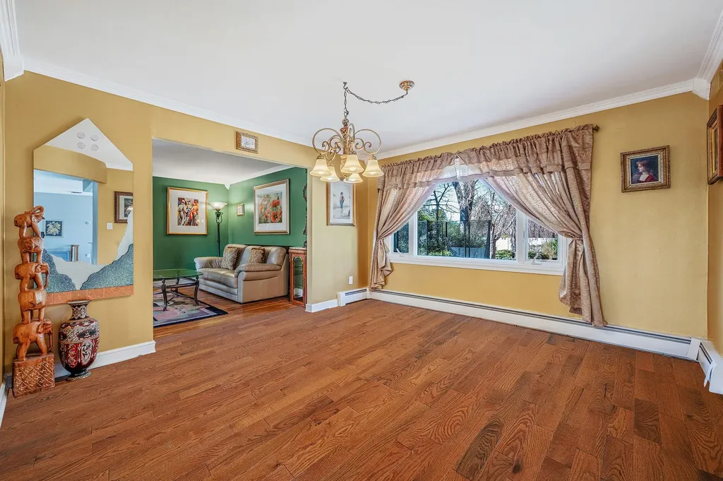 83 Old Brook Road Dix Hills NY 11746