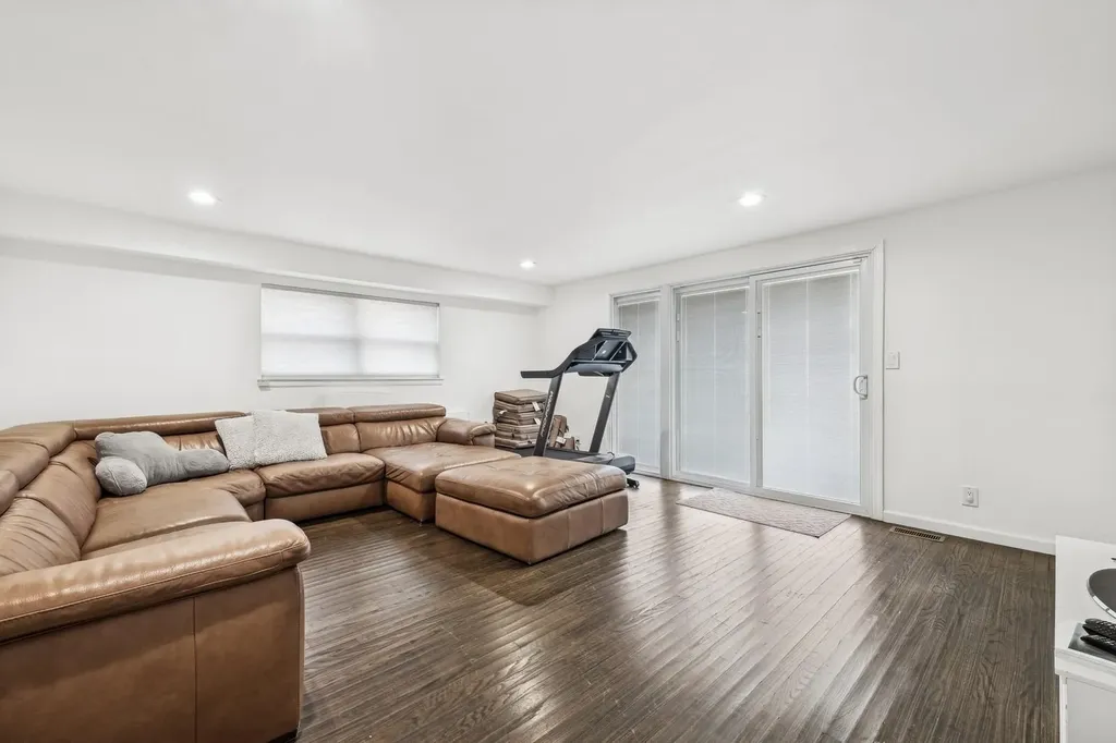 5 Sutton Lane Hewlett NY 11557
