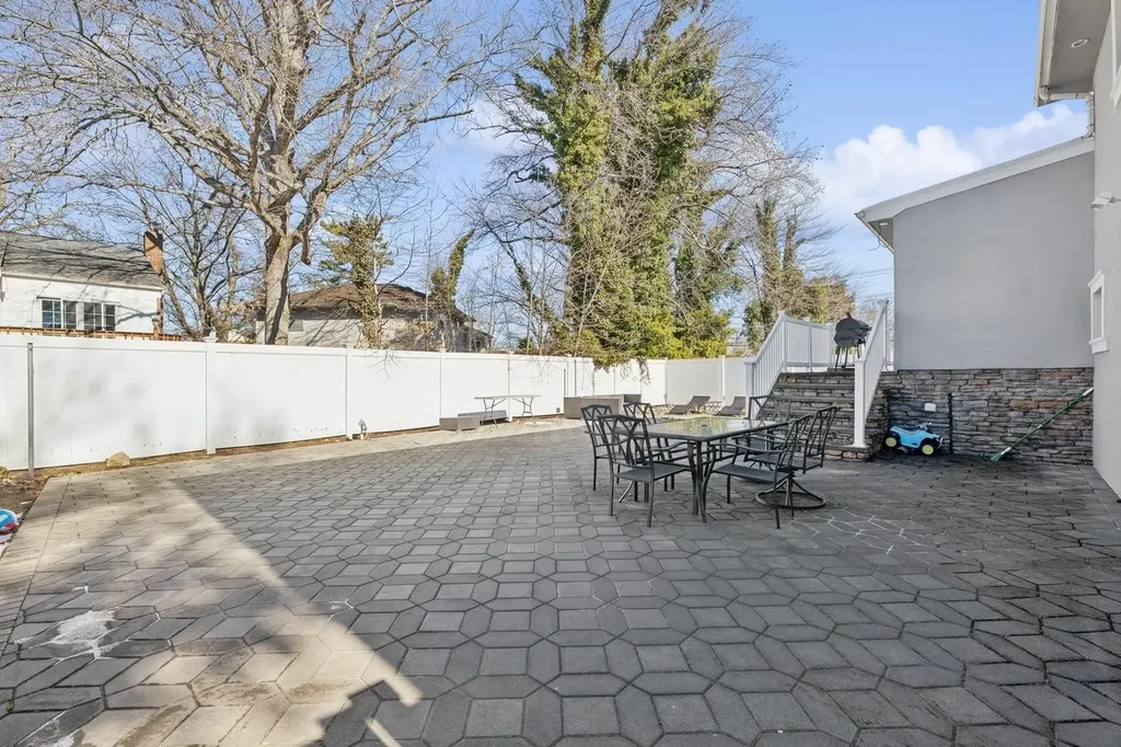 5 Sutton Lane Hewlett NY 11557