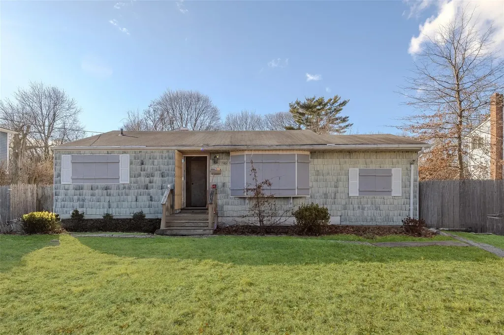 1522 N Gardiner Drive Bay Shore NY 11706