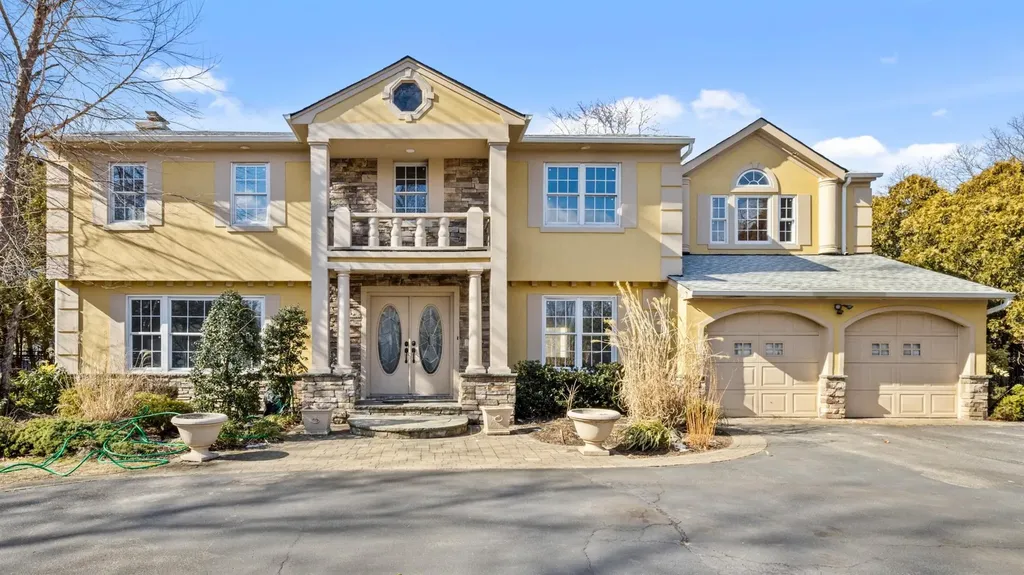 17 Shoreham Drive W Dix Hills NY 11746